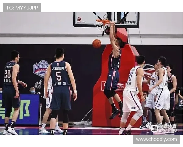 武汉篮球队在全国锦标赛中以82分稳居积分榜首位竞争激烈引人关注